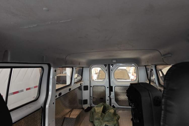 Used Wuling Yangguang 2024 300KM Comfort Version Passenger Van 75kW
