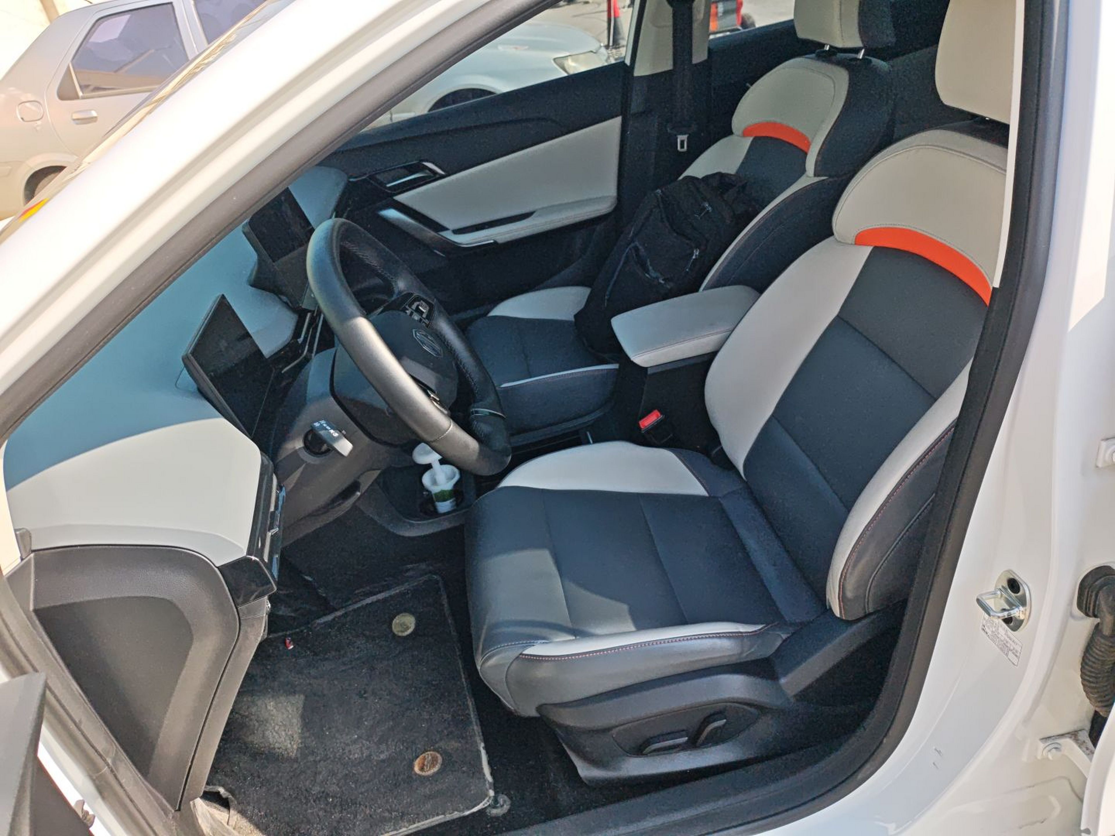 Переднее сиденье в автомобиле