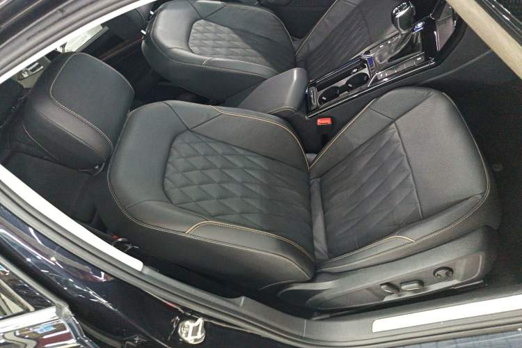 Used Volkswagen Passat 2020 Revised Version 330TSI Luxury Edition China VI Standard
