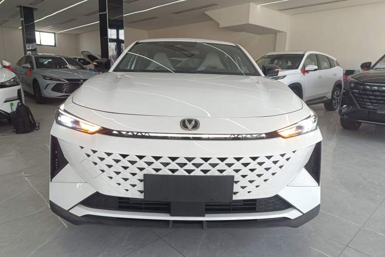 Used Changan UNI-V iDD 2024 Blue Whale Smart Electric iDD 136km ZhiKu Model