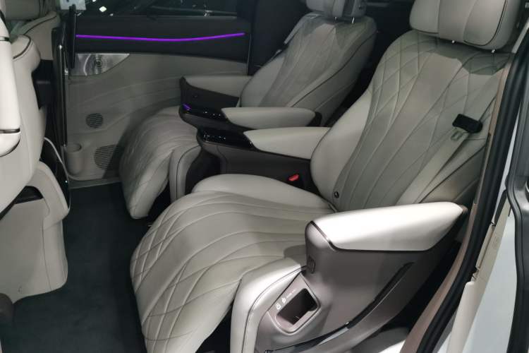 Used Denza D9 2022 DM-i 970 Four-Wheel Drive Prestige Model