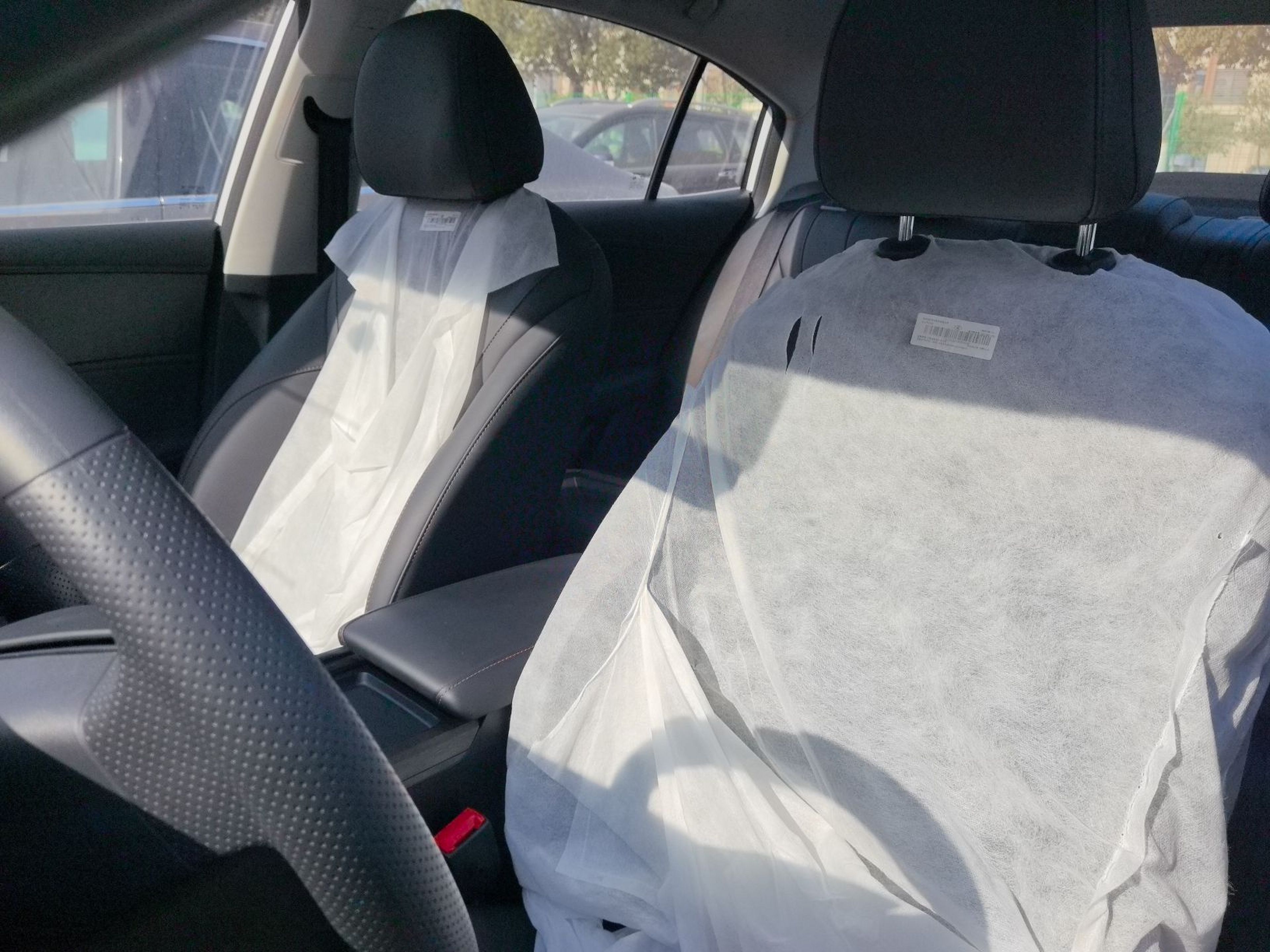 المقاعد الأمامية داخل السيارة