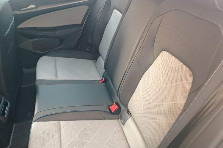 Used Volkswagen Golf 2025 300TSI R-Line
