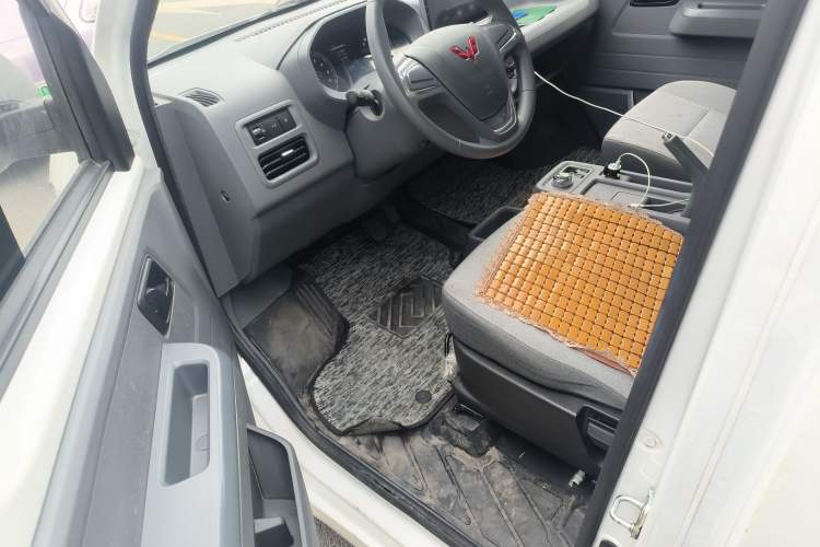 Used Wuling Yangguang 2024 300KM Comfort Version Passenger Van 75kW
