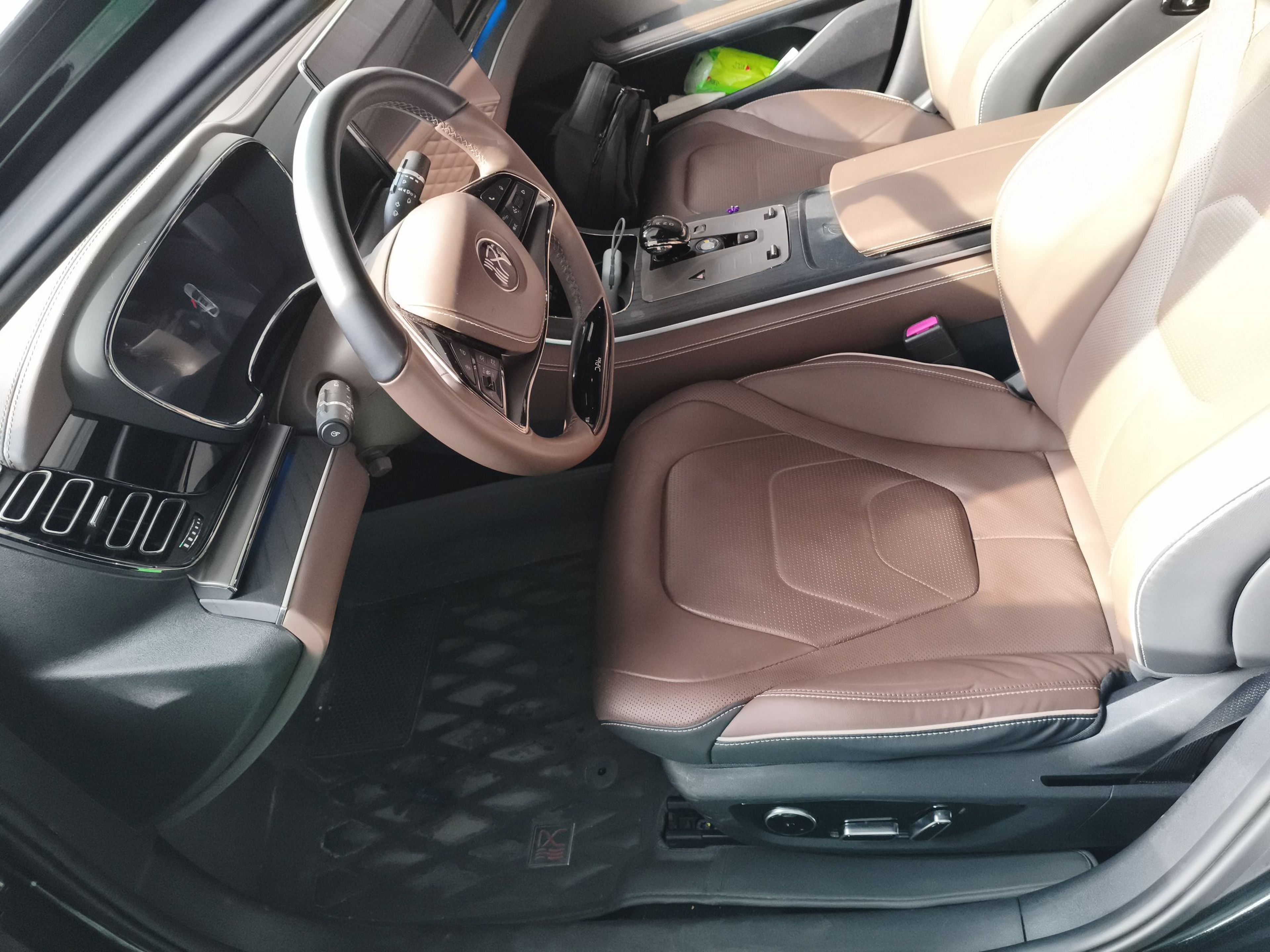 Переднее сиденье в автомобиле