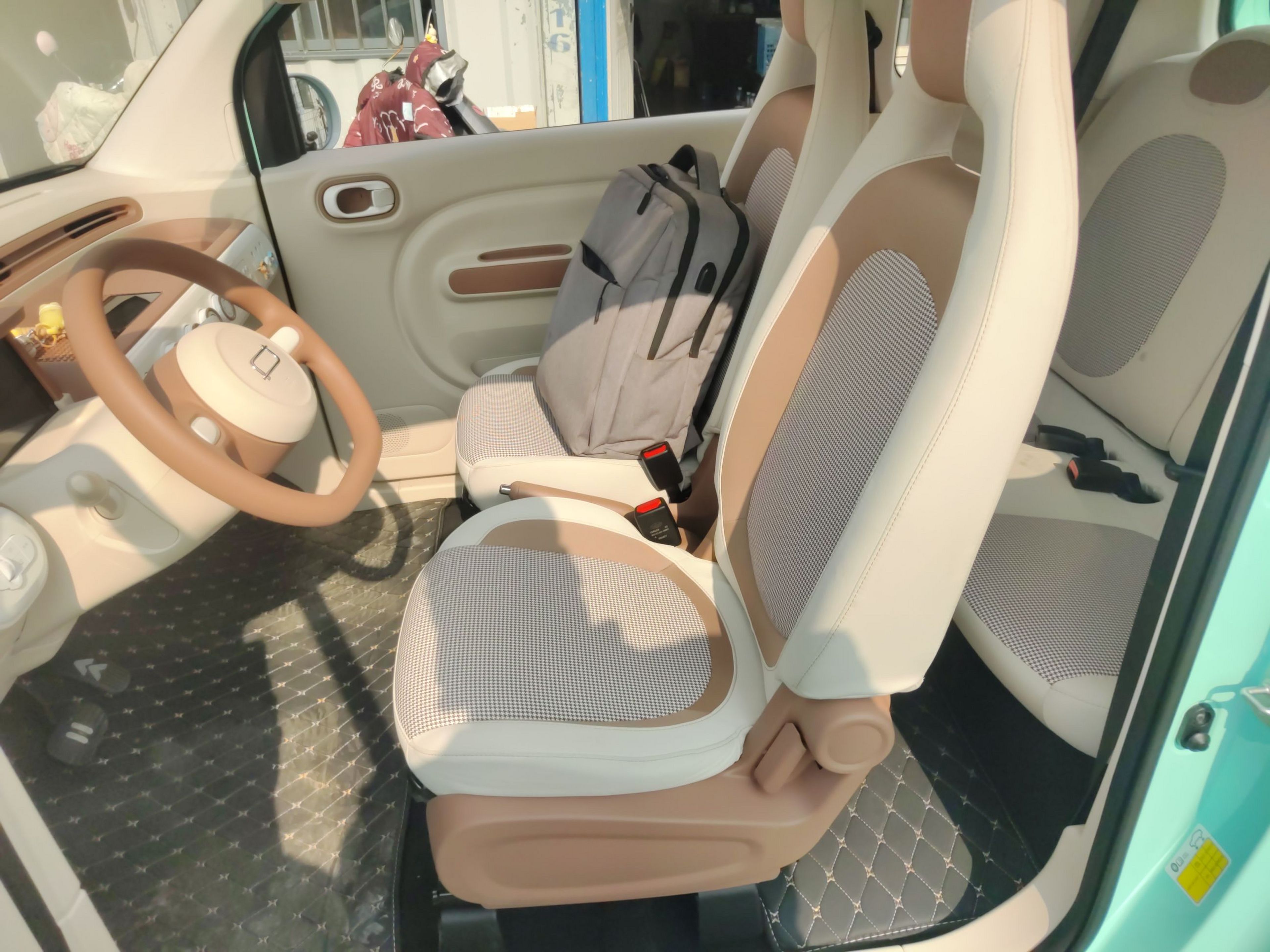 Переднее сиденье в автомобиле