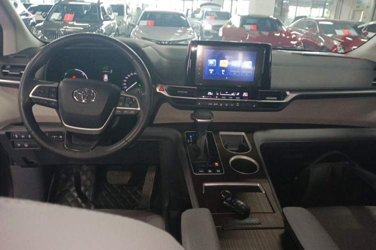 Used Toyota Sienna 2023 2.5L Hybrid Luxury Edition