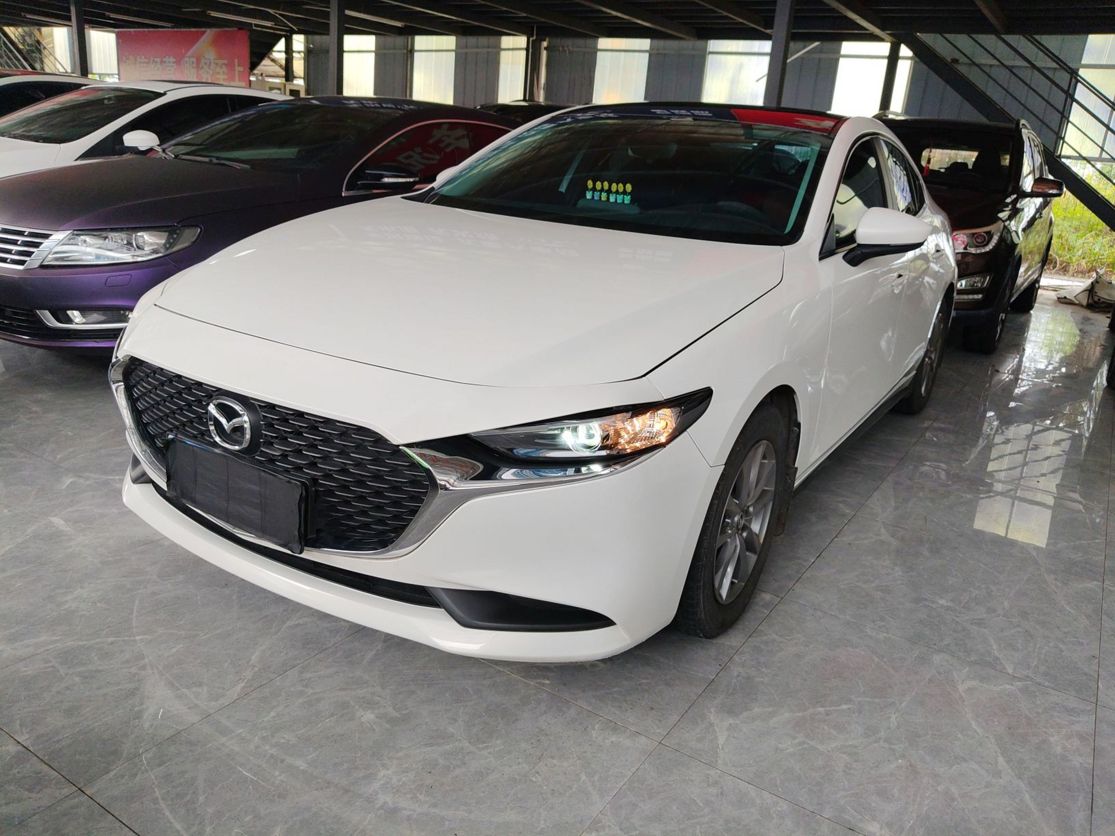 تحت مقدمة السيارة