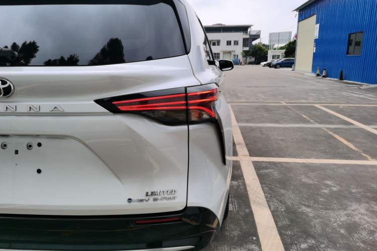 Used Toyota Sienna 2024 2.5L Hybrid Four-Wheel Drive Prestige Edition