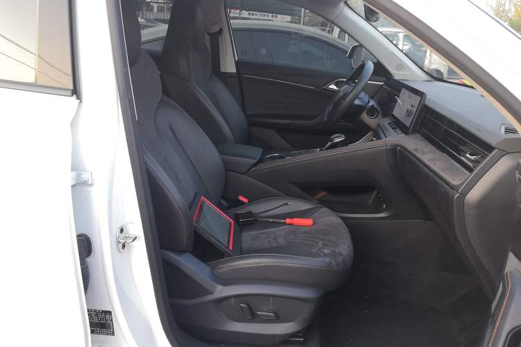 Used Roewe D5X DMH 2024 135 Tech Edition