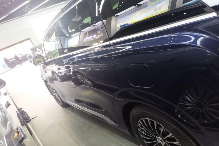 Used Denza D9 2025 DM-i Intelligent Drive 1020 Four-Wheel Drive Flagship Model
