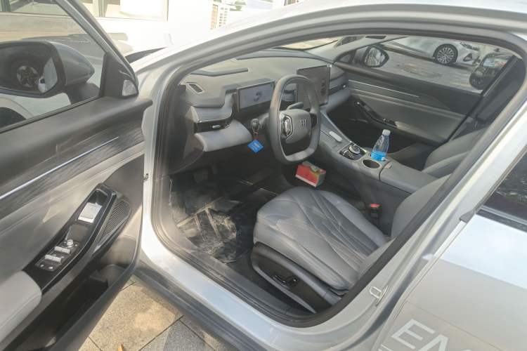 Used  L6 2025 EM-i 140km Starship Edition
