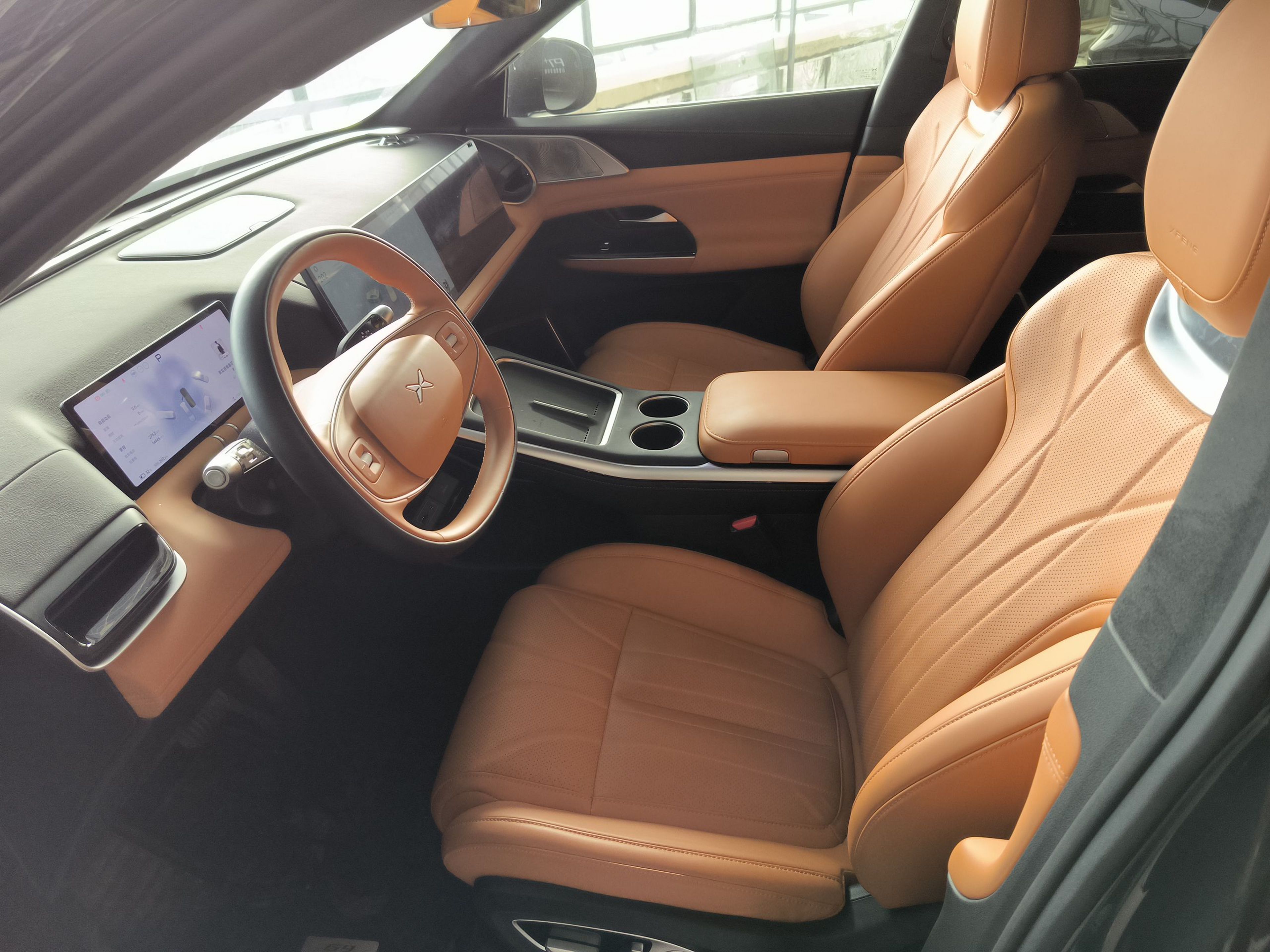 المقاعد الأمامية داخل السيارة