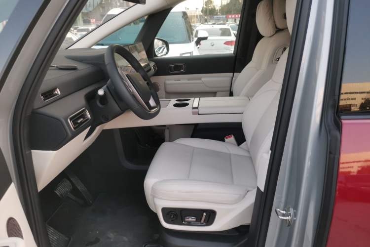 Used Li Auto MEGA 2025 Home Family Special Edition
