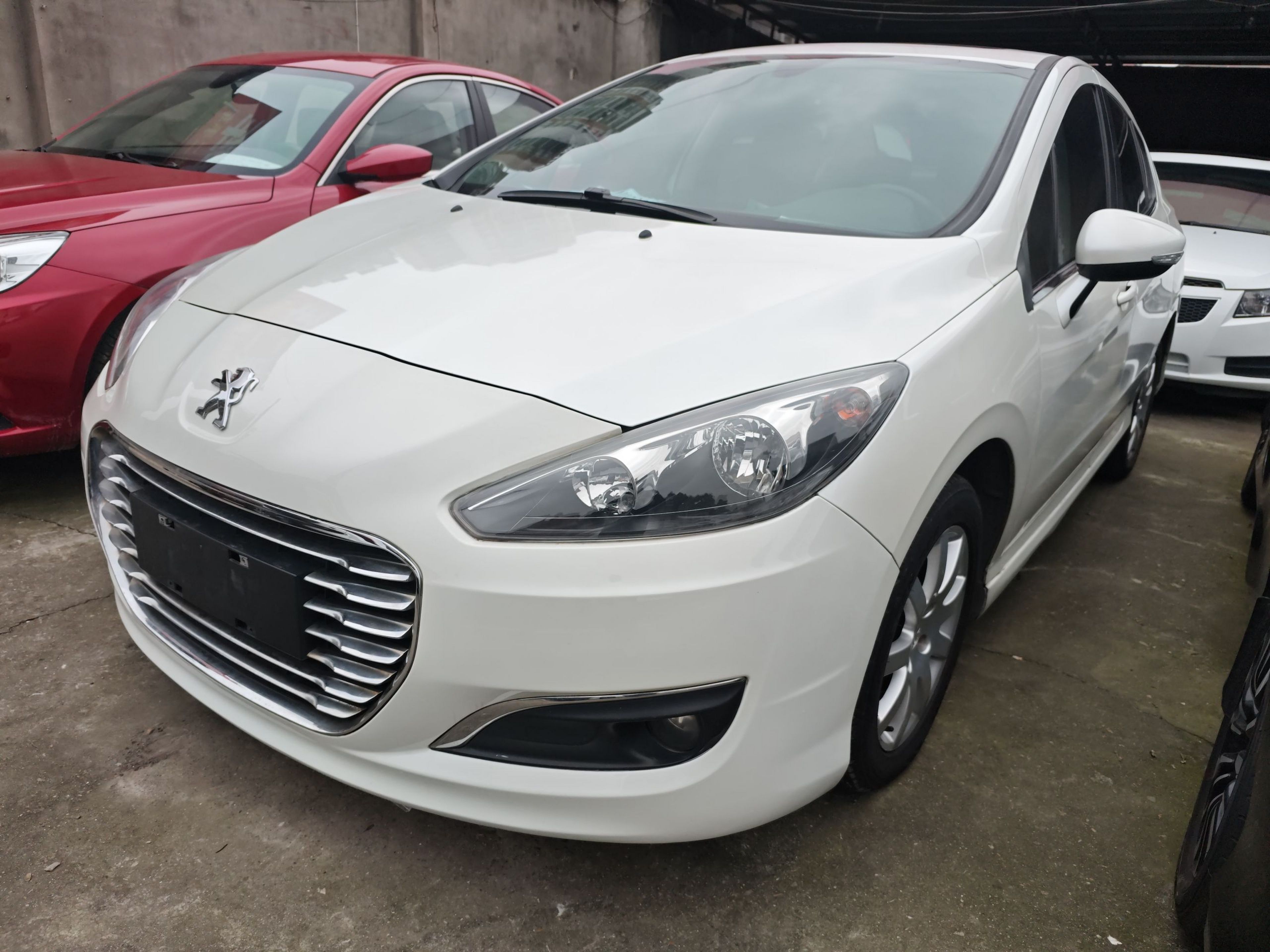 تحت مقدمة السيارة