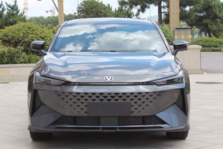 Used Changan UNI-V iDD 2024 Blue Whale Smart Electric iDD 136km ZhiKu Model
