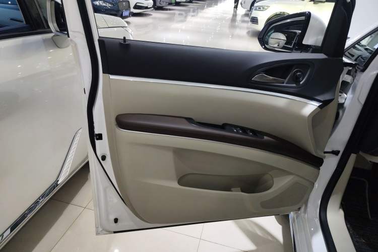 Used Buick GL8 2023 Land Executive Class Comfort Model
