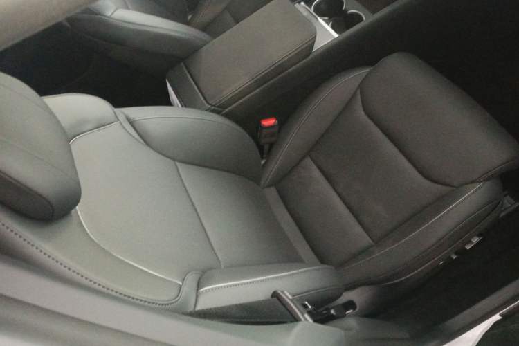 Used Tesla Model Y L 2025 Long-Range All-Wheel-Drive Version
