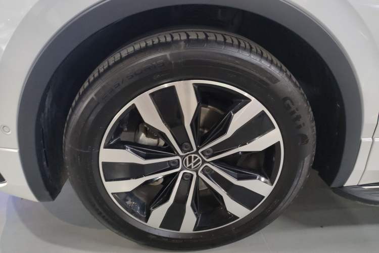 Used Volkswagen Tiguan L 2024 Outstanding Model 330TSI Automatic Two-Wheel Drive R-Line Dragon Glory Edition
