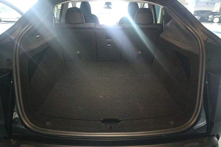 Used Tesla Model Y 2025 Long-Range All-Wheel-Drive Version