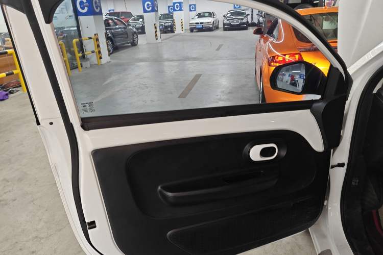 Used Roewe Clever 2021 302 km New Four-Seater Super-Efficient Version
