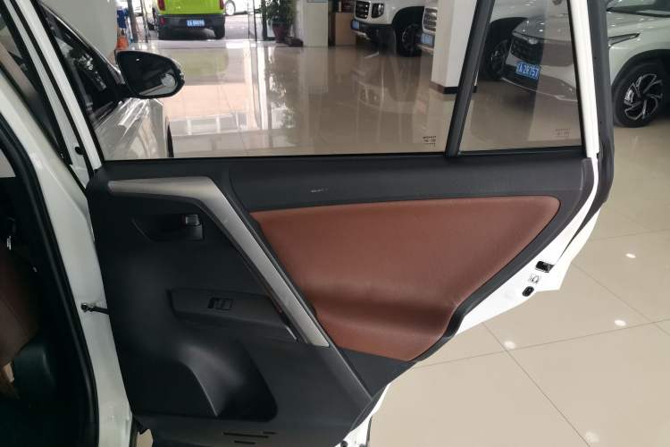 Used Toyota RAV4 2016 2.0L CVT Two-Wheel Drive Fashion Edition China V Standard
