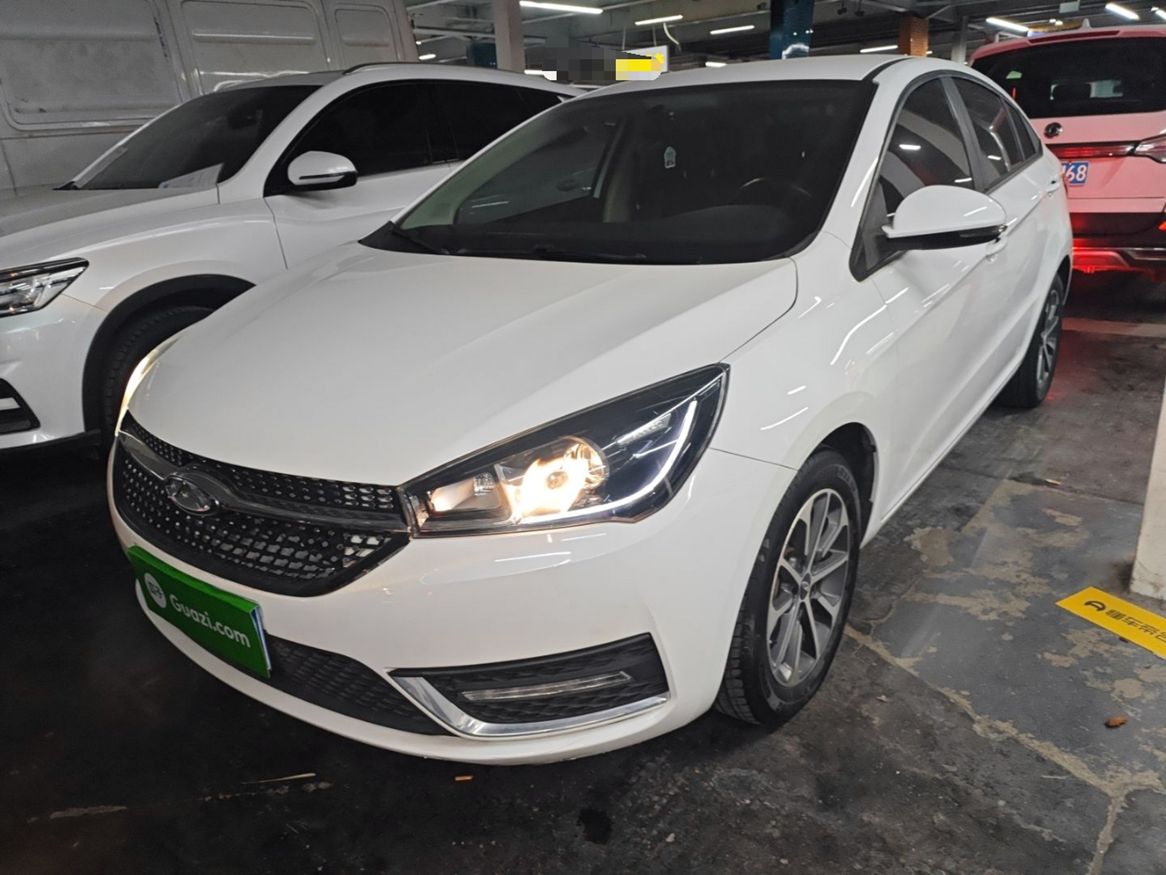 تحت مقدمة السيارة