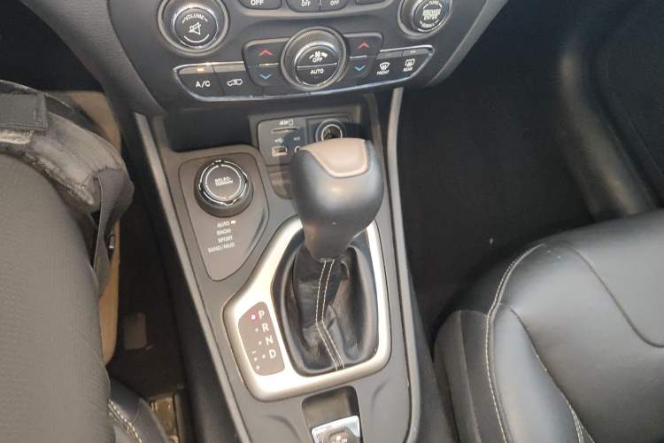 Used  Cherokee 2017 2.4L Professional Smart Edition
