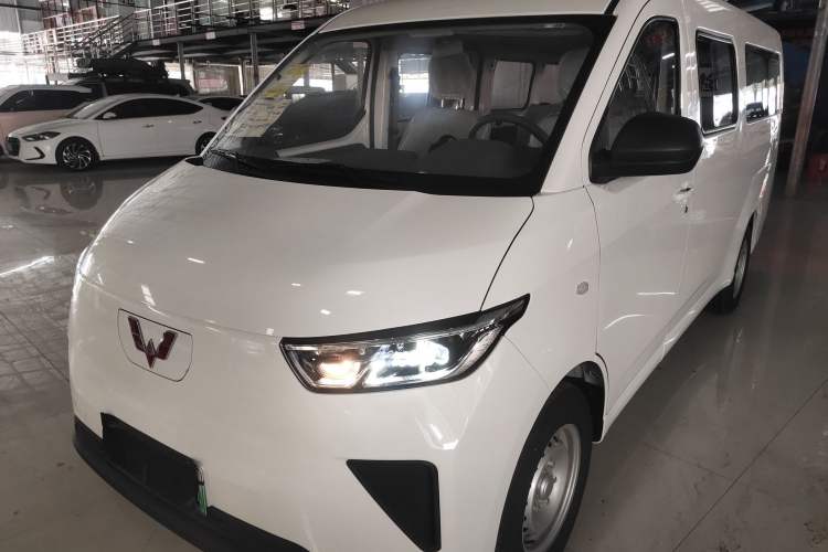 Used Wuling Yangguang 2024 300KM Comfort Version Passenger Van 75kW