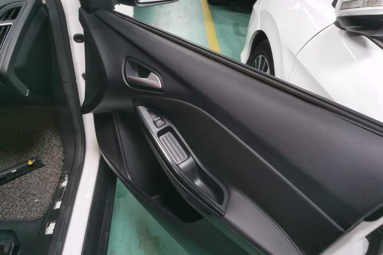 Used Ford Focus 2015 Sedan EcoBoost 125 Automatic Supreme Style Edition
