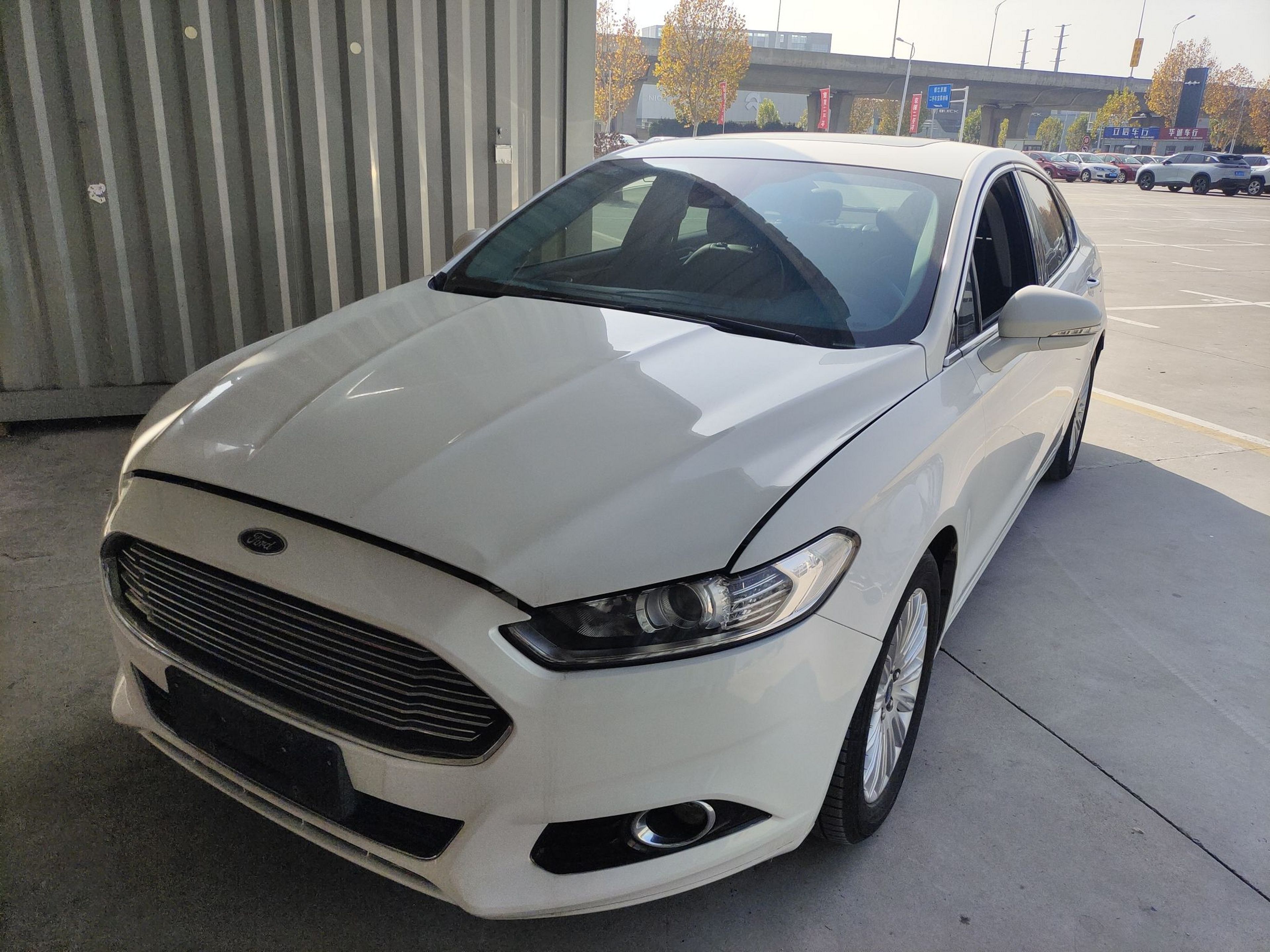 تحت مقدمة السيارة