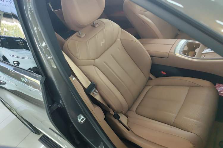 Used ONVO Luxeed L90 2025 Model—Ultra Six-Seater Version
