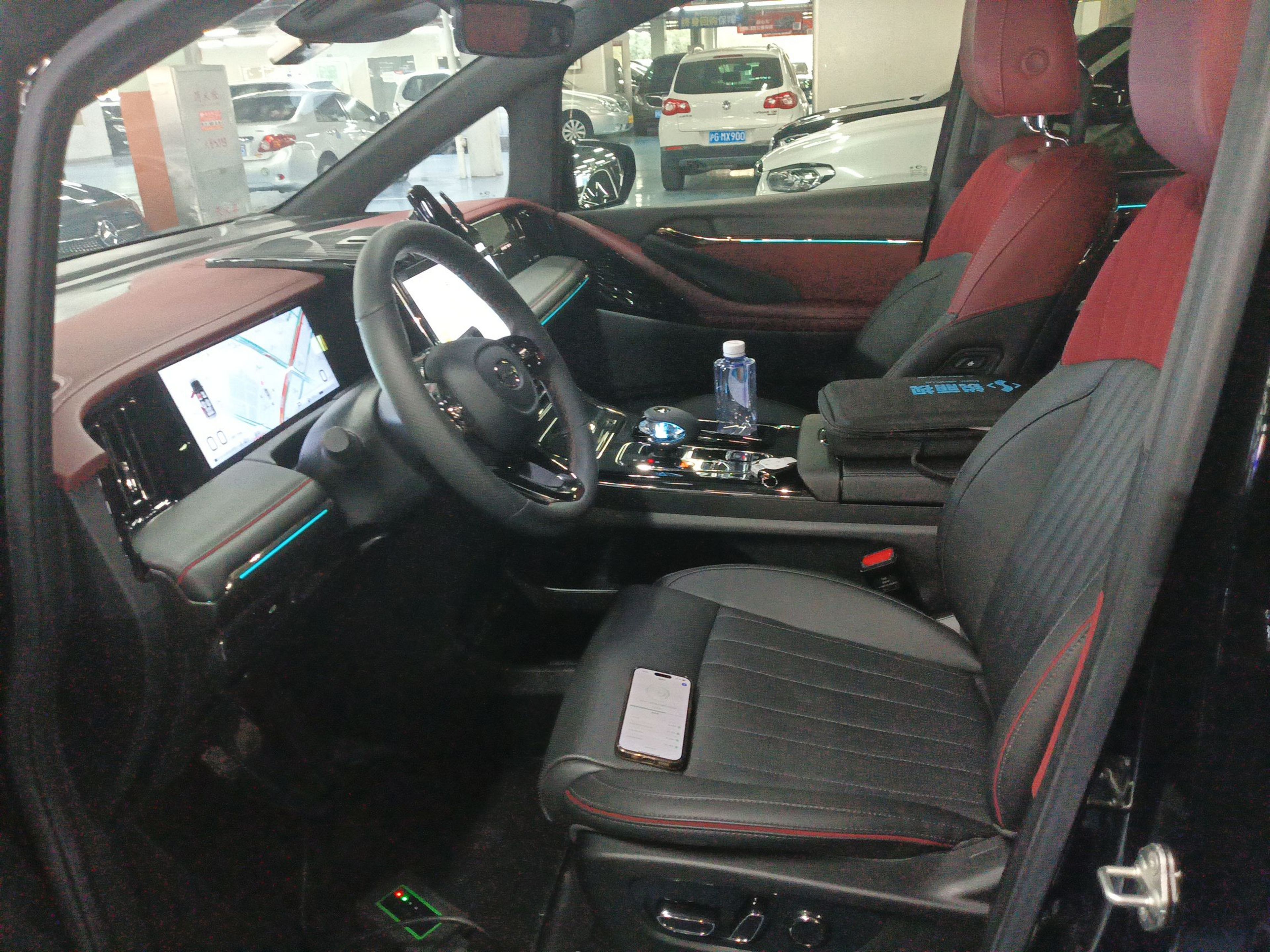 المقاعد الأمامية داخل السيارة