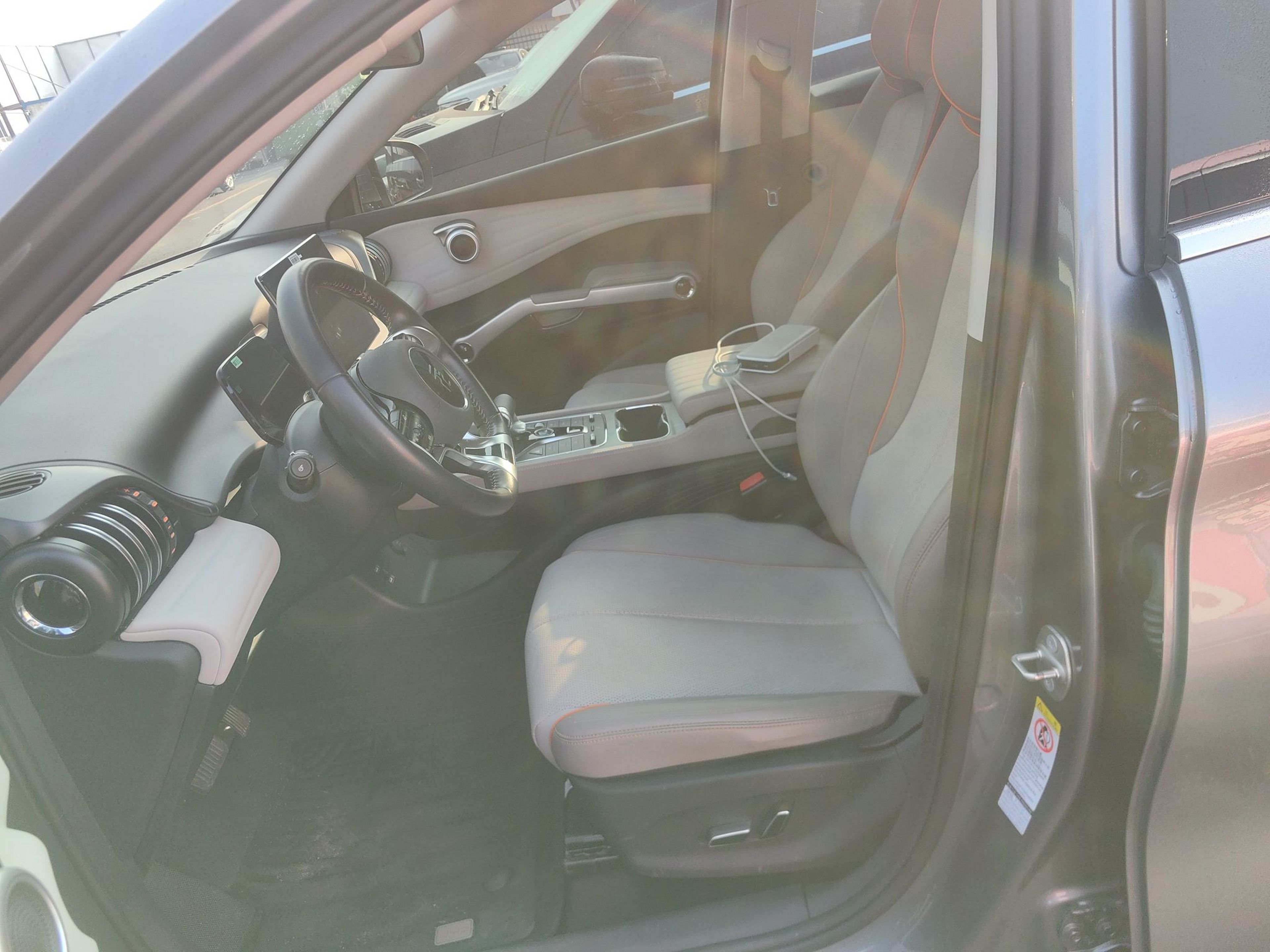 المقاعد الأمامية داخل السيارة