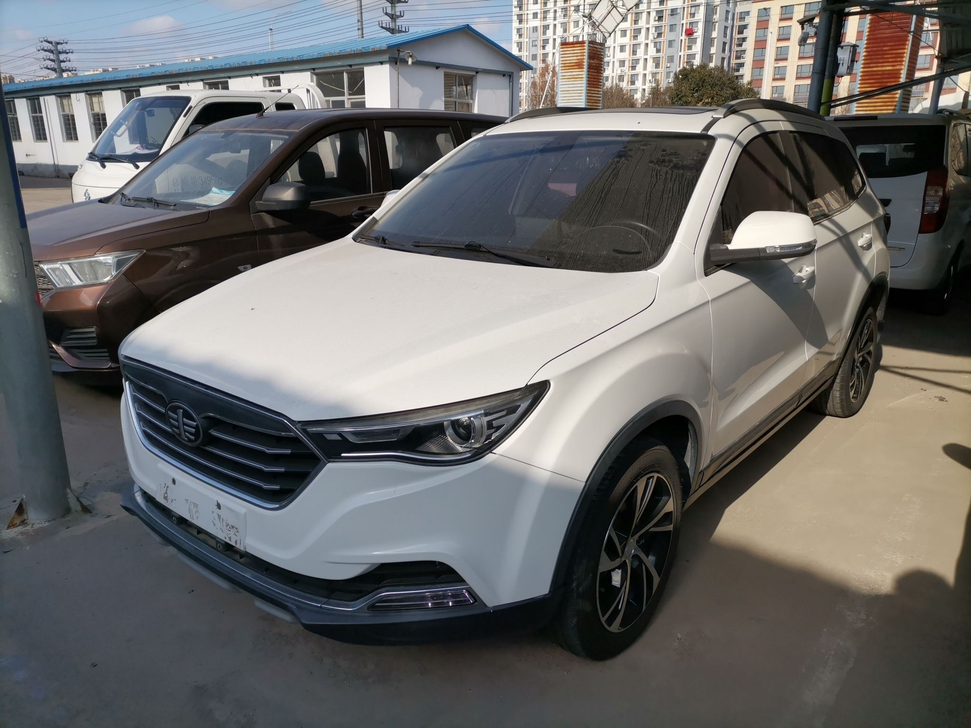 Под передней частью автомобиля