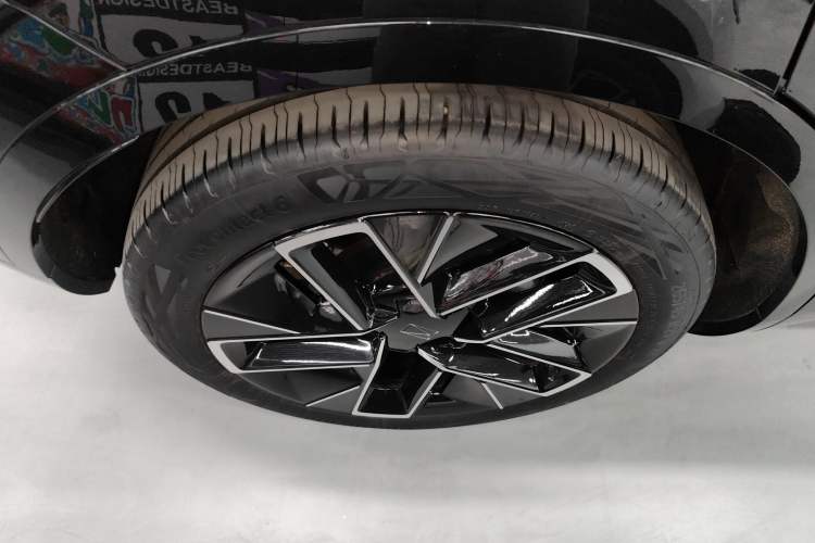 Used  11 2025 Ultra Extended-Range Edition
