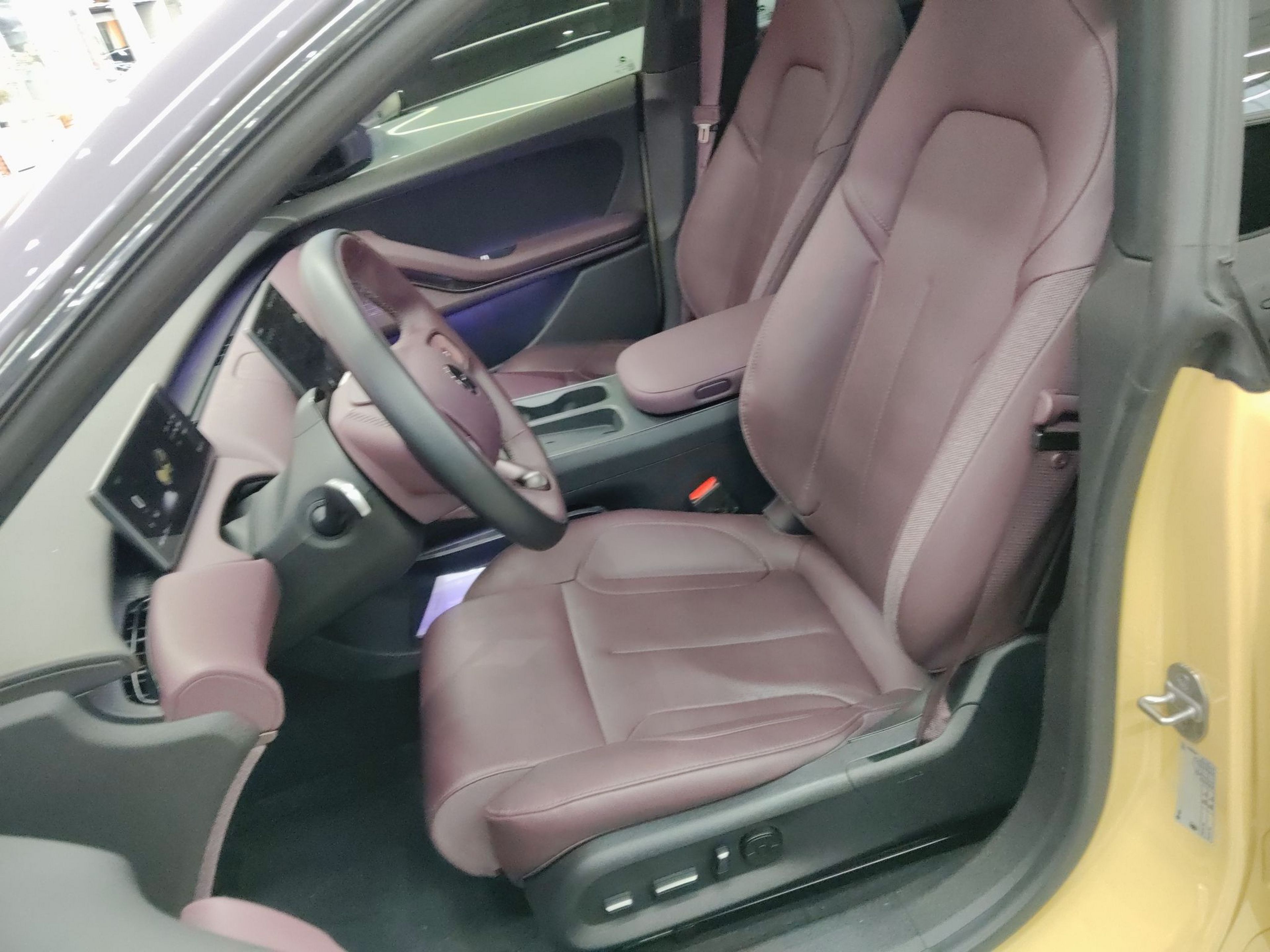 المقاعد الأمامية داخل السيارة