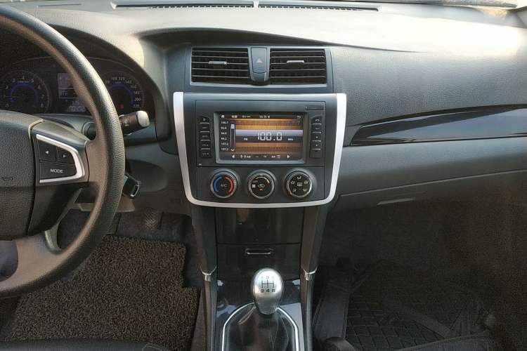 Used Zotye Z300 2014 New Vision 1.5L Manual Luxury Model
