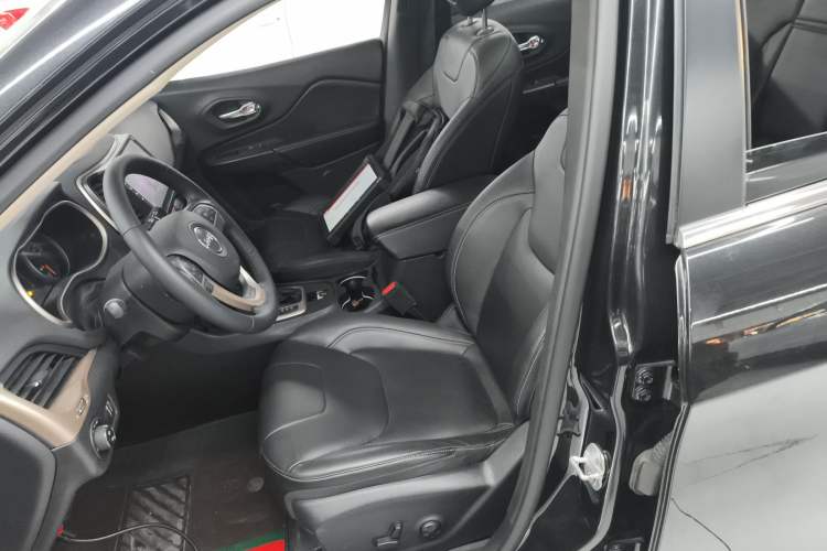 Used  Cherokee 2017 2.4L Professional Edition
