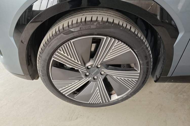 Used Lynk & Co 08 EM-P 2025 220 km All-Wheel-Drive Performance Halo
