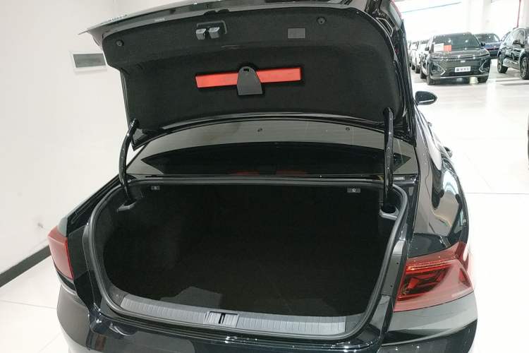 Used Volkswagen Magotan 2023 2 Million Units Limited Edition 330TSI DSG Leading Version
