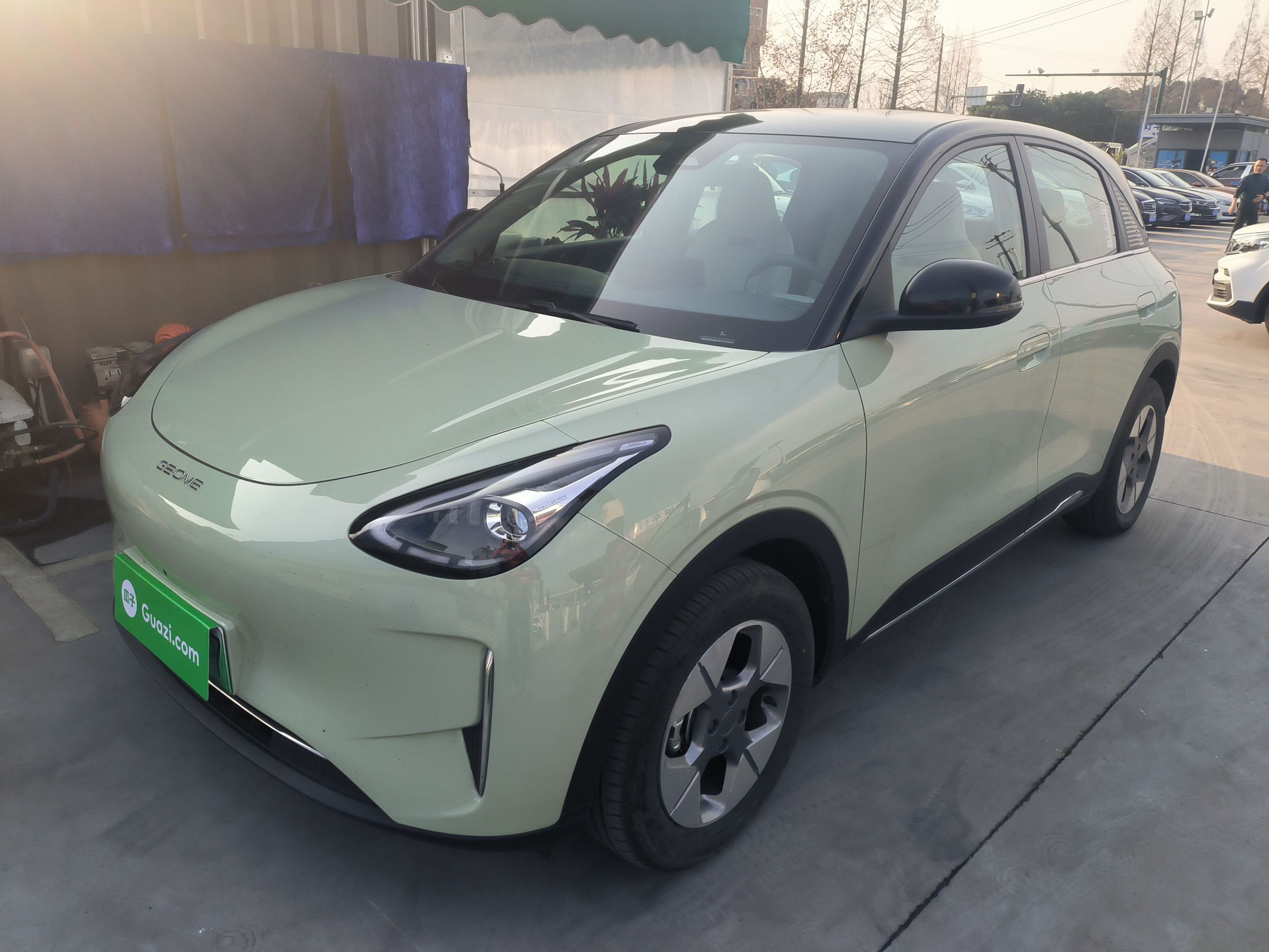 تحت مقدمة السيارة