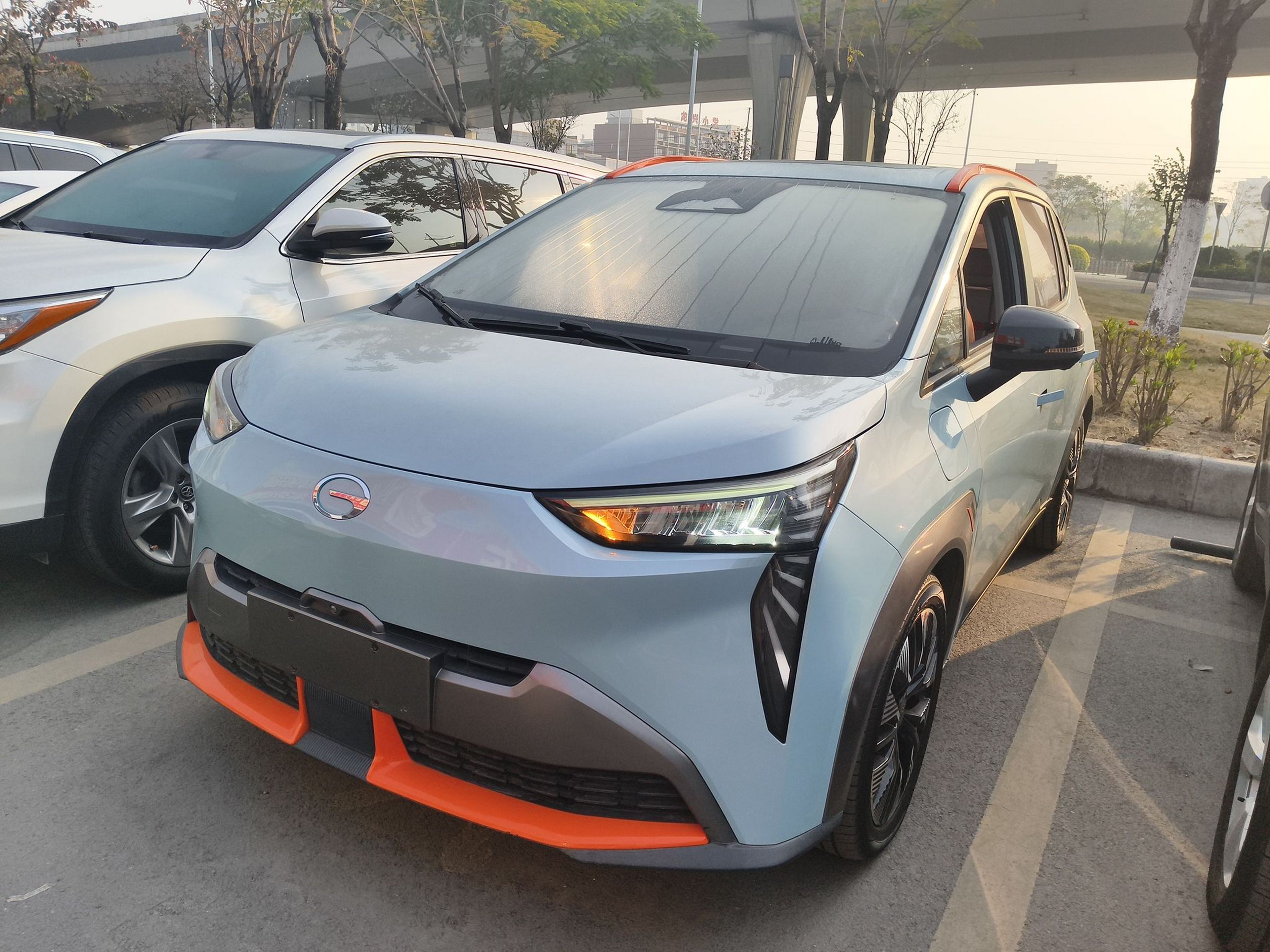 تحت مقدمة السيارة