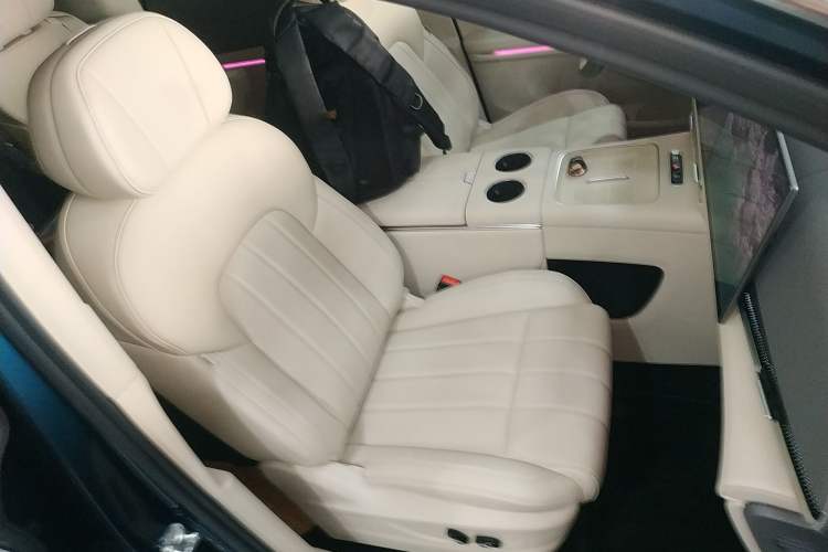 Used VOYAH Dream 2025 PHEV Four-Wheel Drive Prestige Kunpeng Edition
