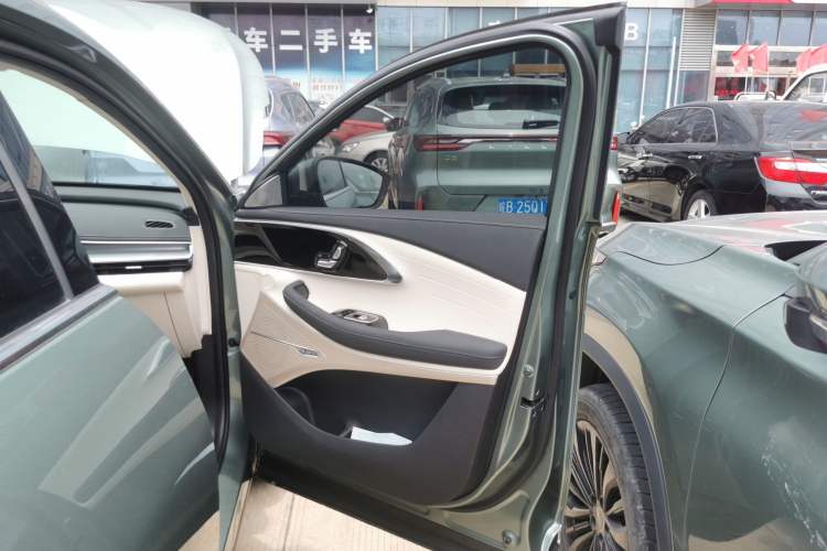 Used  Lingyun 2024 300T Two-Wheel Drive Starlight Edition
