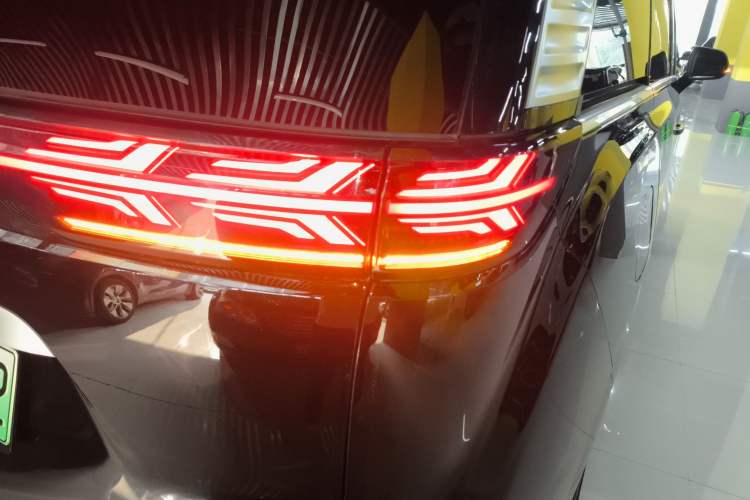 Used Denza D9 2024 DM-i 980 Four-Wheel Drive Flagship Model
