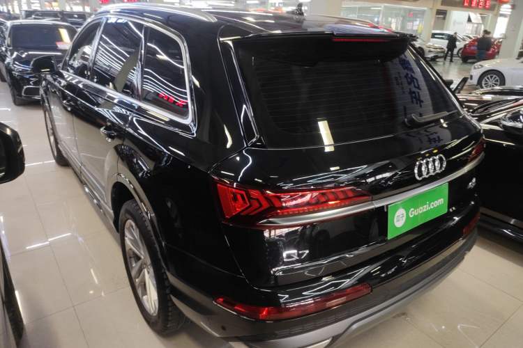 Used Audi Q7 2023 45 TFSI quattro S line Sport model
