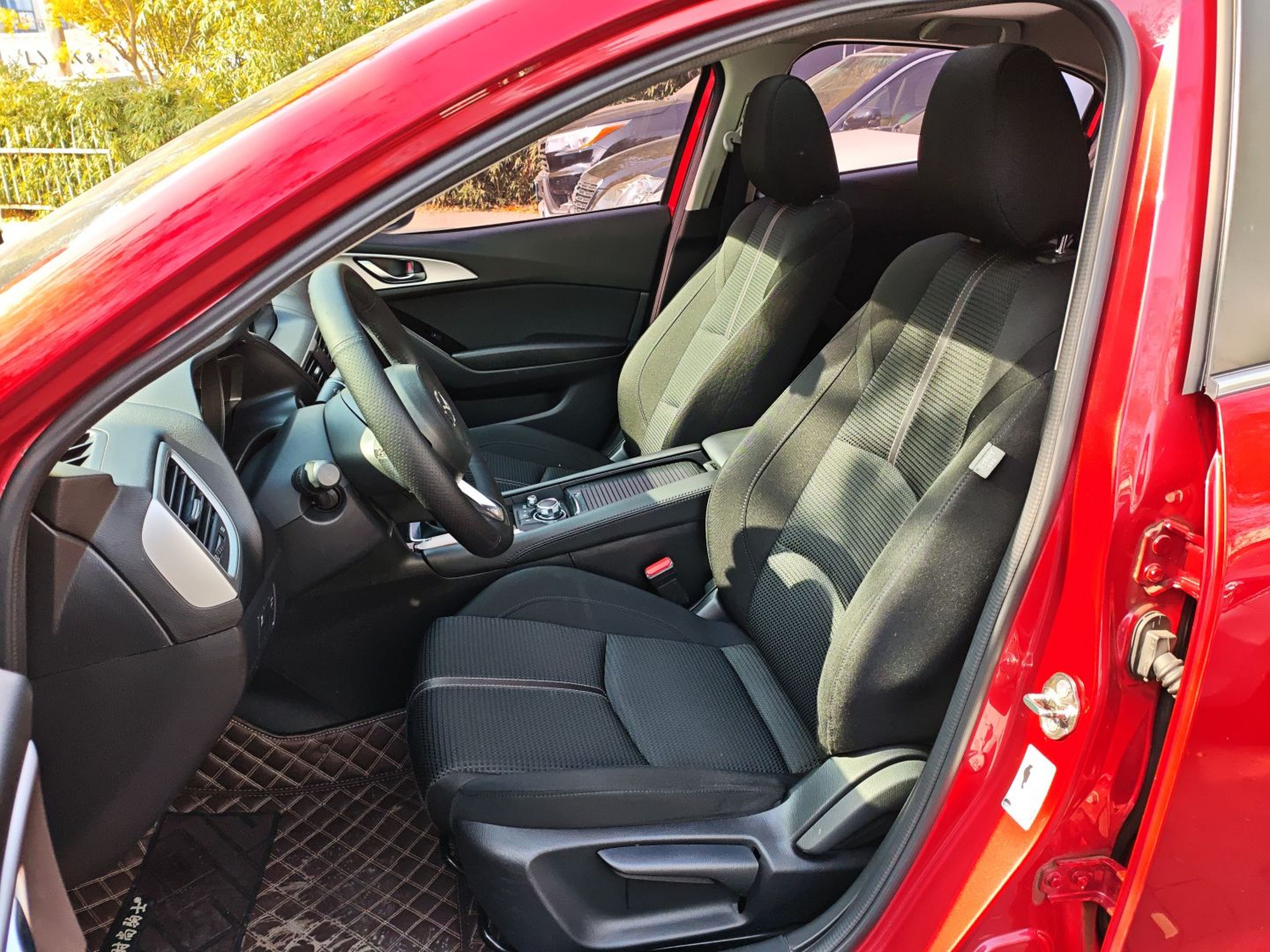 Переднее сиденье в автомобиле