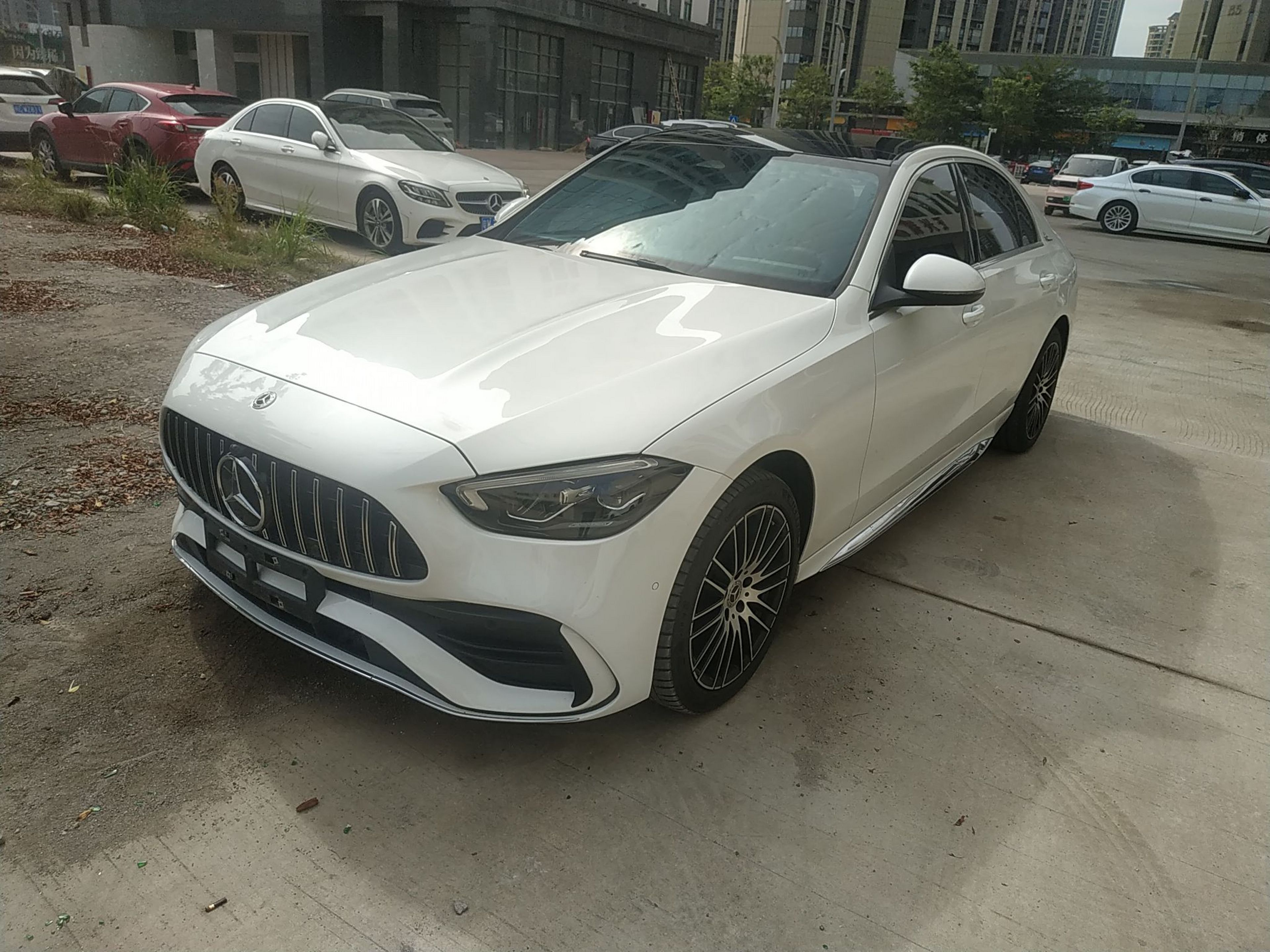 Под передней частью автомобиля