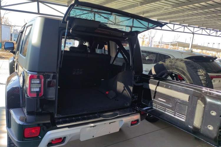 Used  BJ40 2023 2.0T Automatic Four-Wheel Drive Urban Hunter Edition Chivalrous Type
